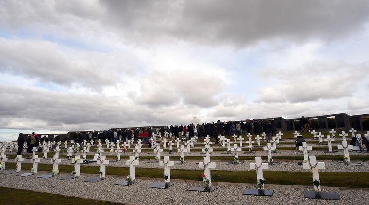 El Gobierno decidió continuar con el Plan Proyecto Humanitario sobre la identificación de las tumbas no identificadas en las islas Foto: Archivo MDZ