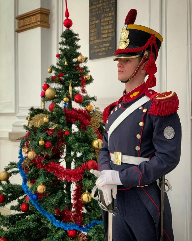 La escolta presidencial se sumó a los saludos navideños con un inspirador mensaje. Foto: Facebook Regimiento de Granaderos