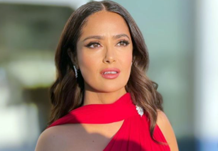 Salma Hayek es la ganadora del primer premio Icon STARmeter 2022 que otorga la plataforma IMDb. Foto: El Universal