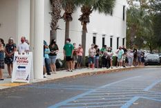 La gente hizo fila en la mesa de votación de la Oficina del Supervisor de Elecciones en la votación anticipada en el condado de Pinellas antes de las elecciones en Largo, Florida. Foto: Foto: REUTERS / Octavio Jones