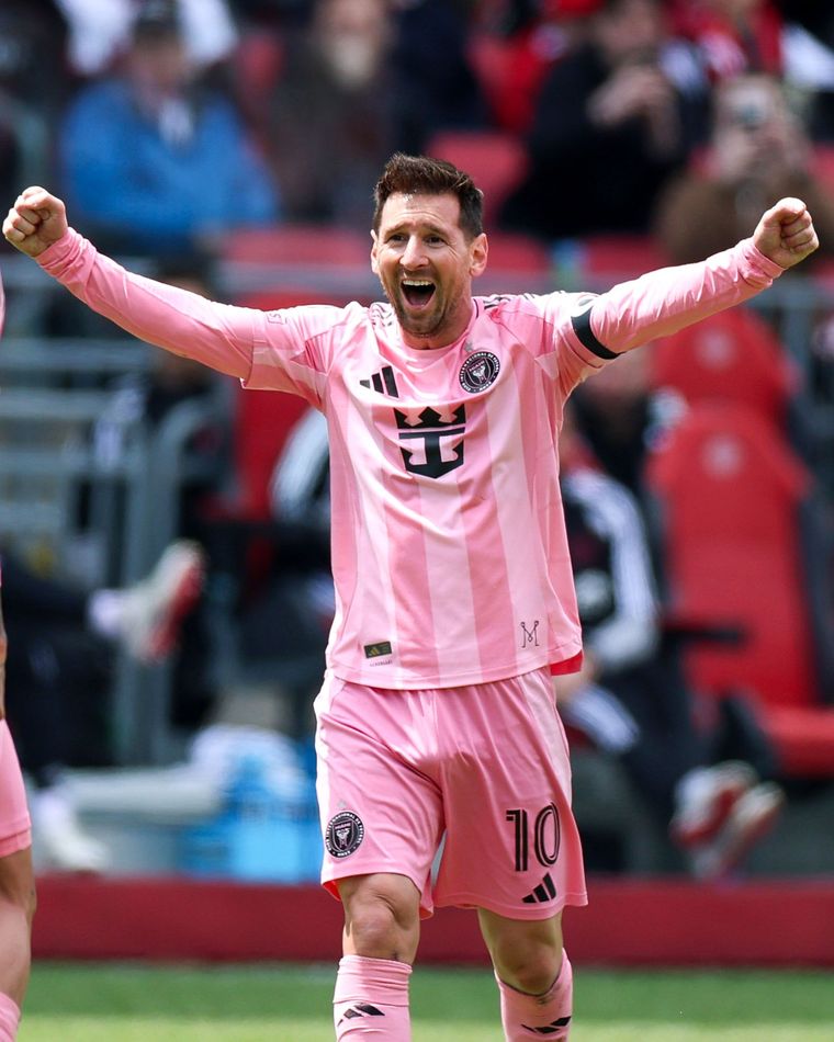 Con un gol de Messi, el Inter Miami venció 4-2 al Toronto y se acomodó en la MLS.
