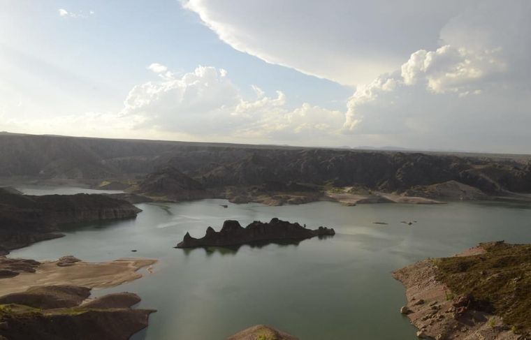 San Rafel sin agua El icónico submarino de Valle Grande se aproxima a la costa Foto: Departamento General de Irrigación