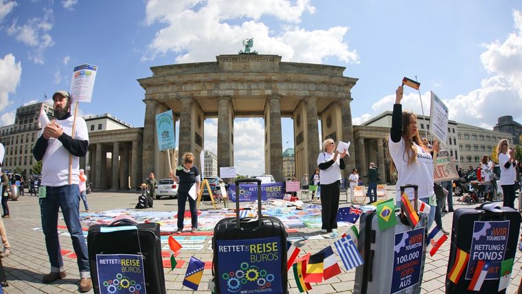 Miembros de la industria del turismo participan en una manifestación que exige ayuda financiera del Gobierno, en Berlín, Alemania, el 13 de mayo de 2020.