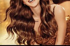 nada la frena: la sobrina de thalia en la playa paseando en traje de bano