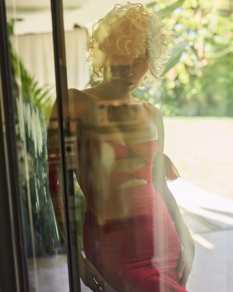 Miley Cyrus redefinió la elegancia vintage. Miley Cyrus redefinió la elegancia vintage.