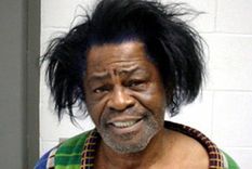 James Brown en un estado bastante calamitoso, durante uno de sus arrestos.