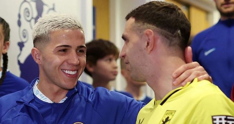 Enzo con Dibu Martínez en la previa al partido. Foto: Archivo