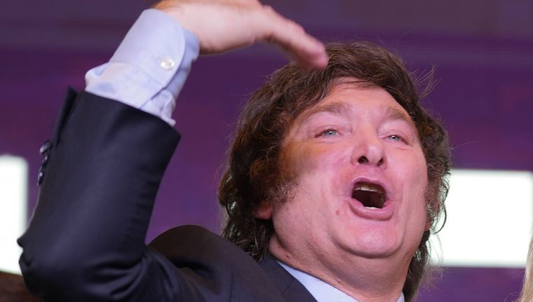 Javier Milei continúa subido a una ola triunfalista, que asegura le permitirá cerrar el Banco Central para eliminar la inflación dolarizar, enterrando para siempre al peso. Foto: NA