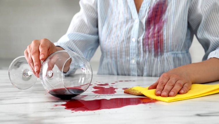 Las manchas de vino tinto en la ropa son un gran dolor de cabeza (Shutterstock).