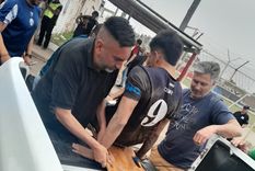 Jorquera es retirado en camioneta. De no creer. Foto: Javier Sallustro Jorquera es retirado en camioneta. De no creer. Foto: Javier Sallustro