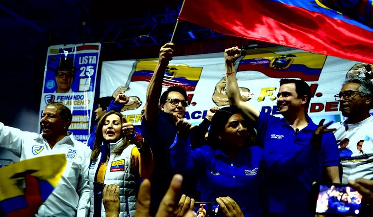 Fernando Villavicencio Villavicencio agitando una bandera de Ecuador, minutos antes de ser asesinado. Foto: Efe.
