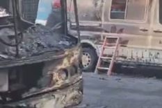 Un colectivo con pasajeros se incendió en Almagro y el fuego alcanzó a una ambulancia estacionada Foto: Captura de video