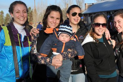 MDZol | Sofi Torelli, Caro Lafalla, Elo Ramos, Conti Acosta, Sol Ábalos y el pequeño Bautista. Foto: Agustín Mauricio/Mediamza.com