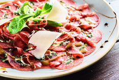 Cómo preparar carpaccio de carne con rúcula y parmesano en casa Foto: Shutterstock