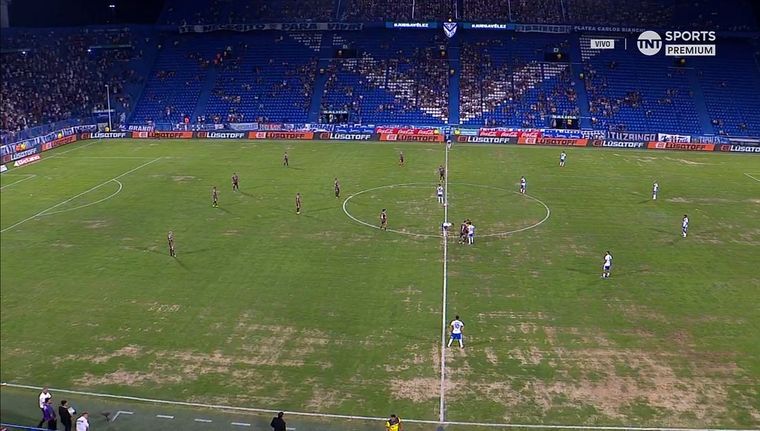 Vélez enfrentó a Platense en un Amalfitani con el césped en malas condiciones. La situación generó repercusiones y la LPF intervino. Foto: Captura de TV