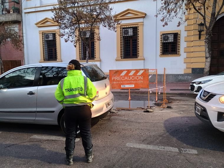 Impresionante pérdida de agua en calle General Paz, entre Chile y 25 de mayo. Impresionante pérdida de agua en calle General Paz, entre Chile y 25 de mayo.