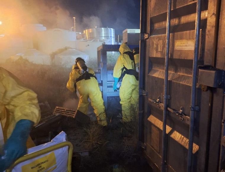 El derrame de ácido clorhídrico en la planta de Coca Cola Andina de Córdoba causó la intoxicación de dos personas. Foto: Policía de Córdoba