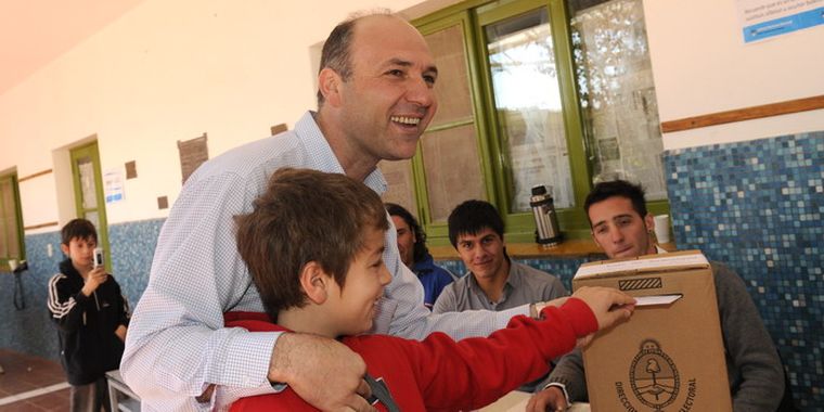 En el Colegio Sagrada Familia, Guillermo Carmona participó del acto de votar a su hijo Imanol. Foto: Pachy Reynoso/MDZ