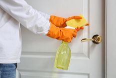 El vinagre devuelve el brillo y ayuda a desinfectar las manijas, sin dejar residuos químicos. .Foto: Shutterstock