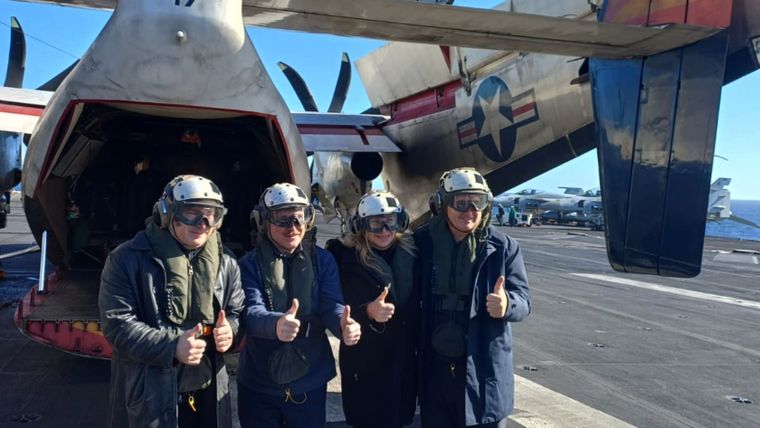 El Presidente de la Nación, Javier Milei; junto al Embajador de los Estados Unidos en Argentina, Peter Lamelas; el Ministro de Defensa, Teniente General Carlos Alberto Presti; el Jefe del Estado Mayor Conjunto de las Fuerzas Armadas, Almirante Marcelo Alejandro Dalle Nogare; y el Jefe del Estado Mayor General de la Armada, Almirante Juan Carlos Romay, estuvieron a bordo del portaaviones USS “Nimitz”, en el marco del ejercicio Passex 2026.