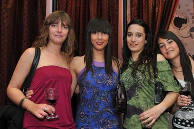 MDZol | Estampados primaverales. Estefi Borgo, Loló Linardelli, Estefanía Nicolay y Fabi Linardelli. Foto: Pachy Reynoso / MDZ