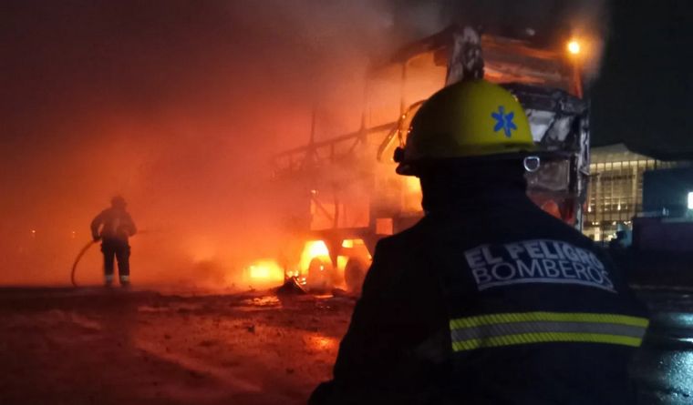 Un colectivo de larga distancia que circulaba por la Ruta 2 e iba repleto de pasajeros se prendió fuego en las afueras de la ciudad de La Plata. Foto: Facebook Bomberos Voluntarios El Peligro