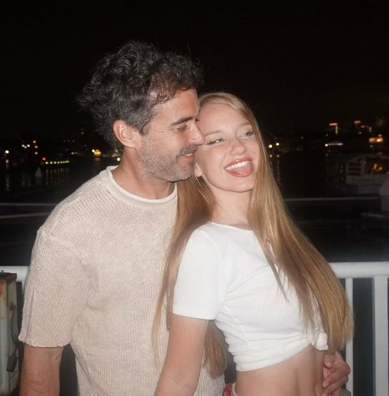 La feliz pareja planea una lujosa boda a puro canje. La feliz pareja planea una lujosa boda a puro canje.