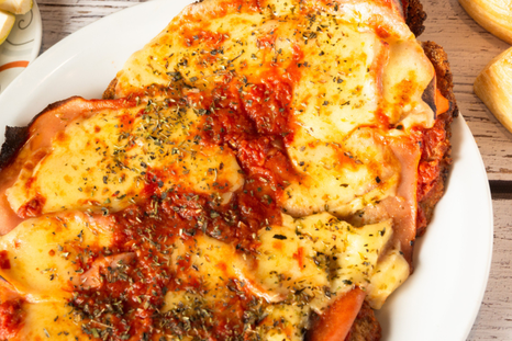Sabor auténtico: milanesas a la napolitana al estilo argentino Foto: Shutterstock Sabor auténtico: milanesas a la napolitana al estilo argentino Foto: Shutterstock