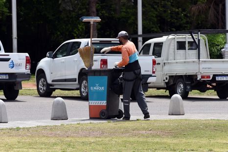El servicio de limpieza está tercerizado en el Parque General San Martín Foto: ALF PONCE MERCADO / MDZ El servicio de limpieza está tercerizado en el Parque General San Martín Foto: ALF PONCE MERCADO / MDZ