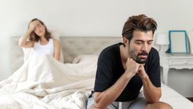 Se vestía sin apuro, atándose a esas altas horas de la madrugada los cordones de sus zapatillas, ahí mismo, al pie de la cama