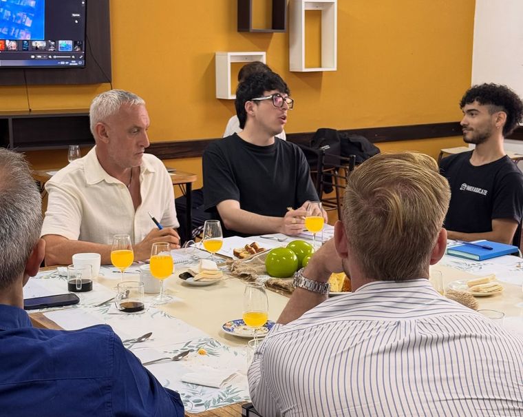 Los jurados analizaron y debatieron sobre cada proyecto para definir los ganadores y las menciones honoríficas. Los jurados analizaron y debatieron sobre cada proyecto para definir los ganadores y las menciones honoríficas.