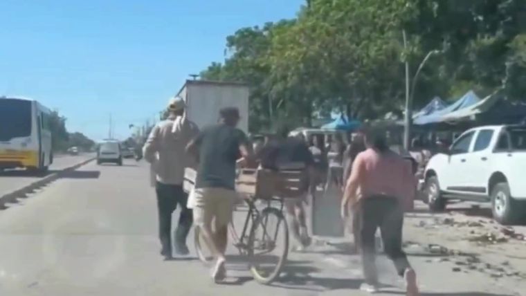 Vuelco de camión de cervezas en Santa Fe. La gente se llevó los cajones y barriles.