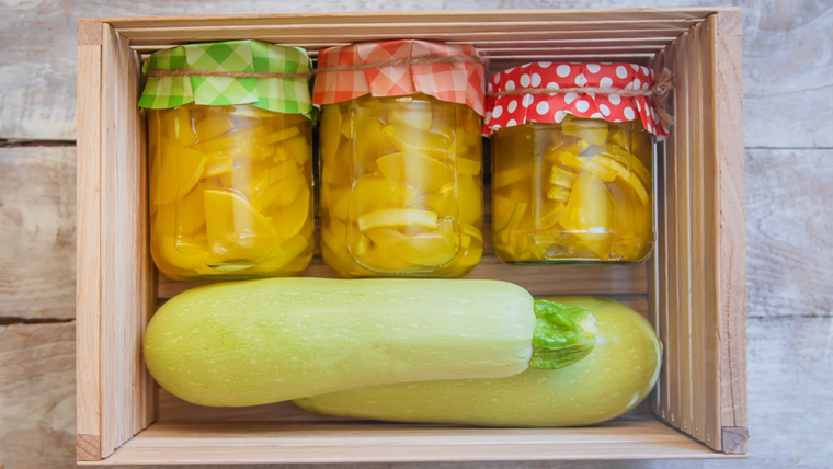 La receta de zucchini al escabeche tiene raíces mediterráneas y se popularizó por su método de conservación en vinagre y aceite. La receta de zucchini al escabeche tiene raíces mediterráneas y se popularizó por su método de conservación en vinagre y aceite.