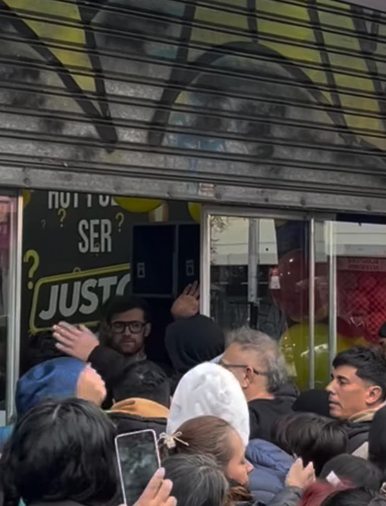 El influencer protagonizando una de las imágenes que se viralizaron rápidamente en las redes sociales tras el colapso ocasionado por los furibundos seguidores. El influencer protagonizando una de las imágenes que se viralizaron rápidamente en las redes sociales tras el colapso ocasionado por los furibundos seguidores.