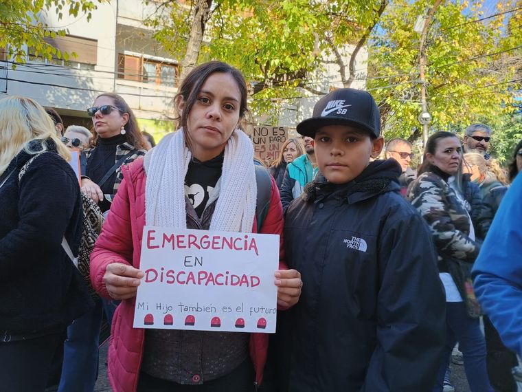 Familiares de personas con discapacidad reclaman recortes en las prestaciones. Familiares de personas con discapacidad reclaman recortes en las prestaciones.