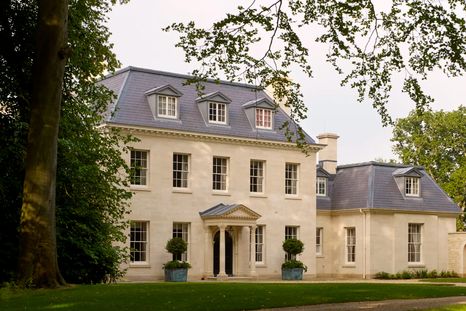 Ejemplo de una vivienda nueva en Wiltshire (Gran Bretaña) diseñada por el reconocido arquitecto británico Francis Terry para parecer una casa tradicional construida décadas atrás. Ejemplo de una vivienda nueva en Wiltshire (Gran Bretaña) diseñada por el reconocido arquitecto británico Francis Terry para parecer una casa tradicional construida décadas atrás.