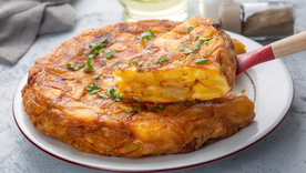 Receta de tortilla de papas dorada y jugosa. Receta de tortilla de papas dorada y jugosa.