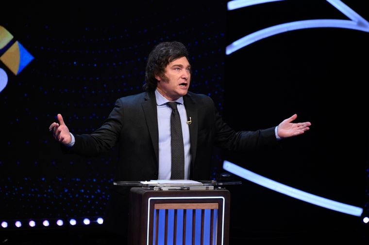 Paulino Rodrígues, periodista de La Nación Más, fue lapidario ante el desempeño de Javier Milei en el debate frente a Sergio Massa Foto: EFE