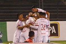 Todos abrazan a Matías Cóccaro, el autor del gol. Foto: Télam Todos abrazan a Matías Cóccaro, el autor del gol. Foto: Télam