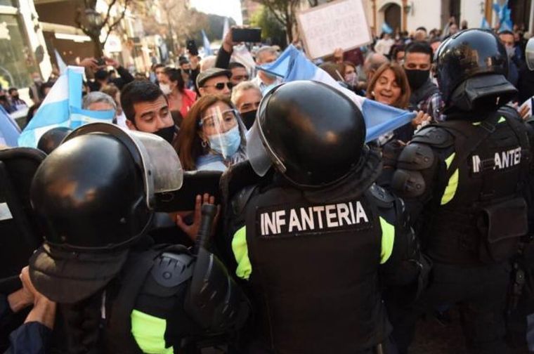 Se produjeron incidentes entre manifestantes y la Policía Foto: Twitter