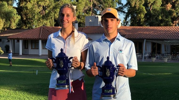 Rosario y Juan Francisco brindaron en el parque. Foto: Gentileza