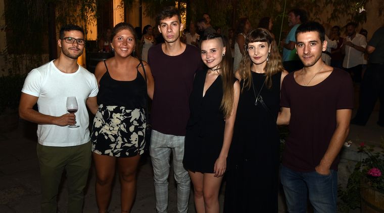 Muestra Cecilia Carreras en Los Toneles Facundo, Sofia, Fran, Paula, Marina y Micael disfrutando de la muestra. Foto: ALF PONCE / MDZ
