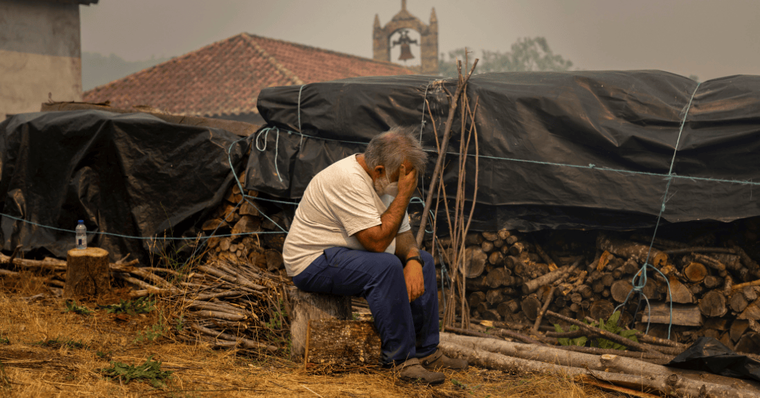 Miles de personas han sido evacuadas ante el avance de las llamas.