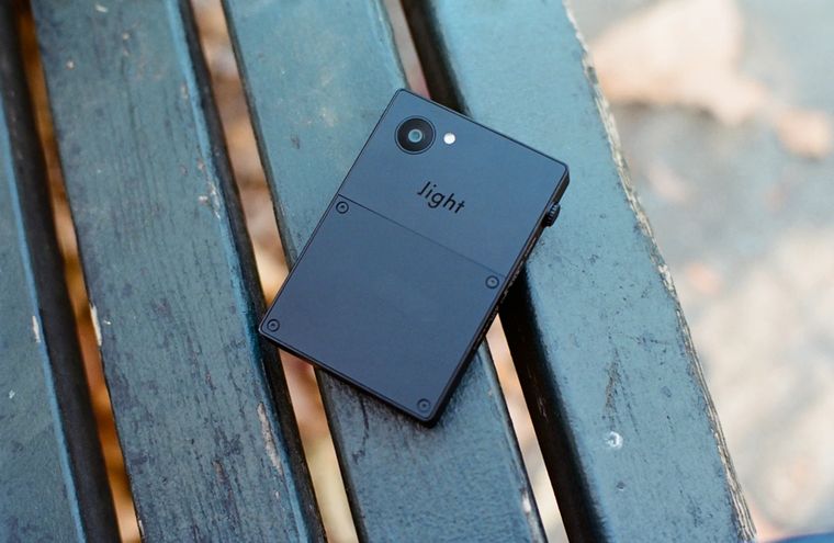 Light Phone III: dise&ntilde;o minimalista con pantalla en blanco y negro para un uso consciente.