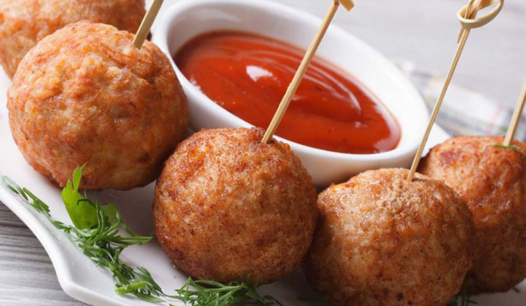 La receta de albóndigas de pollo se puede cocinar al horno o en sartén, conservando sabor y textura. La receta de albóndigas de pollo se puede cocinar al horno o en sartén, conservando sabor y textura.