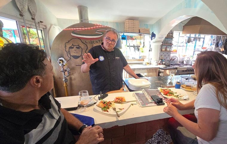 Carlo explicó a MDZ el paso a paso para preparar su ya clásica Pizza Maradona. Foto: Luis Tórtolo