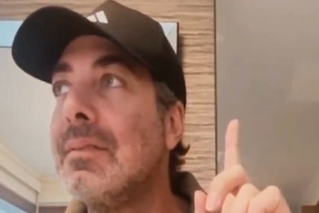 A Nicolás Massú lo sorprendió un sismo en plena entrevista. A Nicolás Massú lo sorprendió un sismo en plena entrevista.