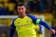 Cristiano Ronaldo El delantero portugués zafó de un insólito golpe accidental de un hincha que invadió la cancha para saludarlo. Foto: Al-Nassr