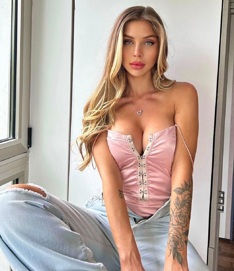 Romina Malaspina se cambia el look y recibe una lluvia de halagos Romina Malaspina es una presentadora de televisión, influencer, DJ y modelo argentina. Foto: Instagram @romimalaspina