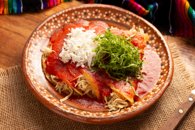 MDZol | Una buena receta de entomatadas destaca por su salsa, ya que el tomate aporta acidez natural que equilibra perfectamente el pollo y el queso.